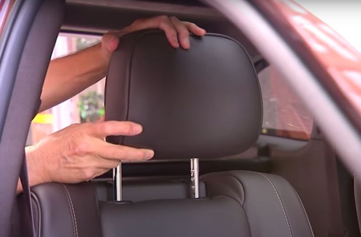 Jak na demontáž a montáž opěrky hlavy v automobilu